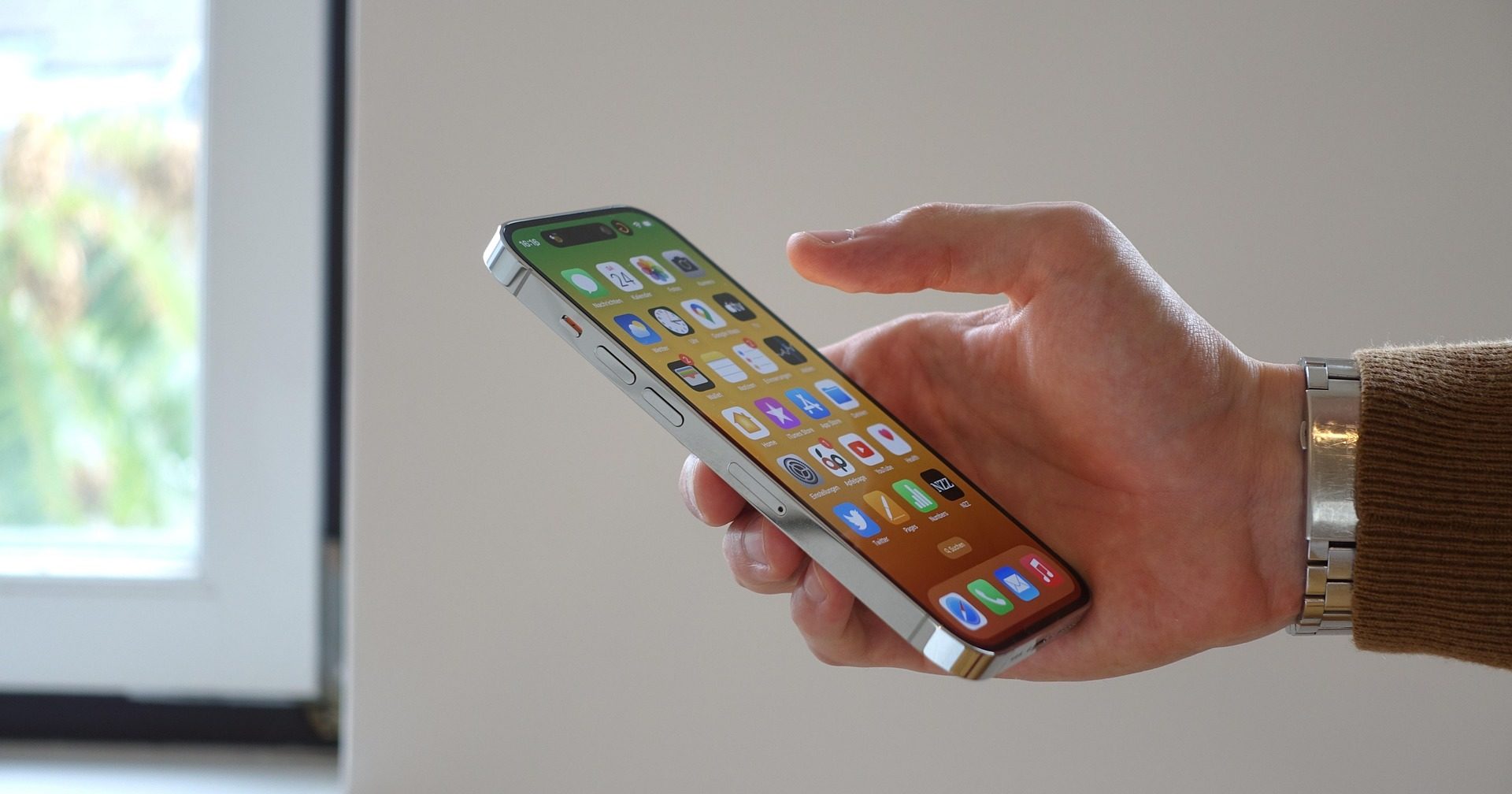 スマホを持つ手